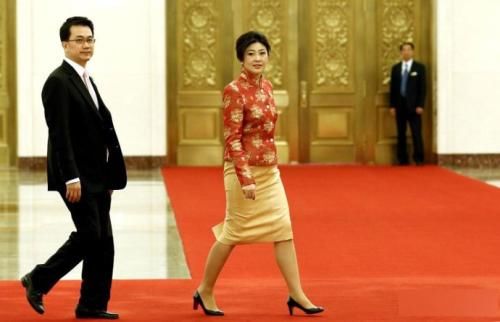 泰国前女总理英拉，气质都藏在包臀裙中，图四太美让人不敢直视!