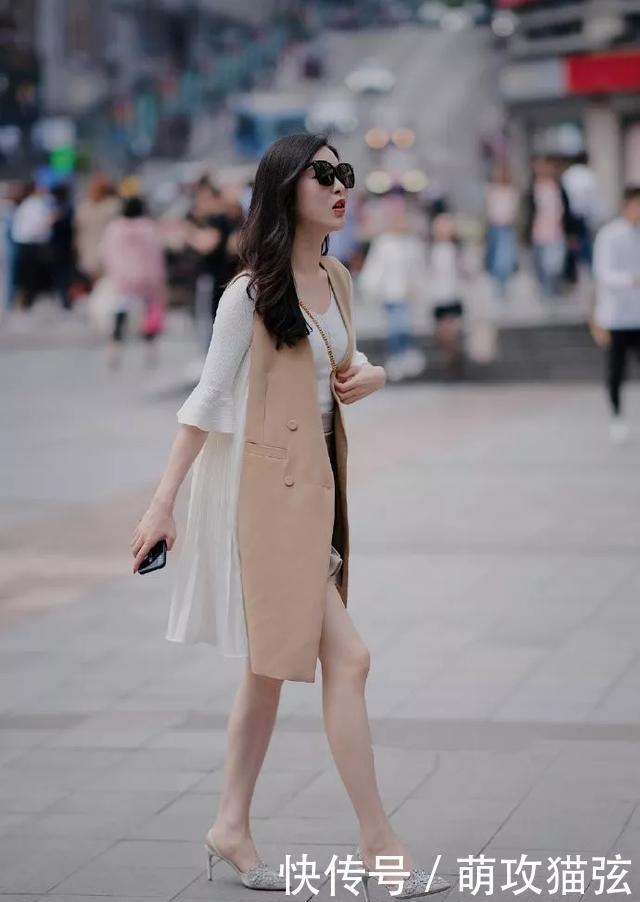 双尖头的高跟鞋@一双尖头银色高跟鞋显得气质时尚又靓丽,走在路上很容易脱颖而出
