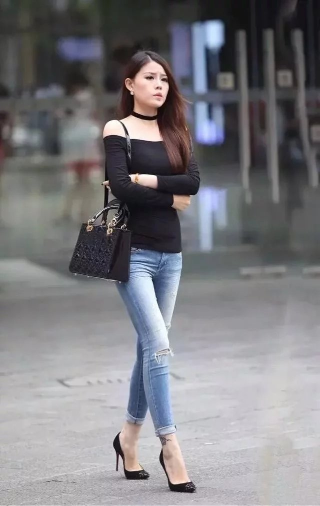 街拍：气质女神黑色一字肩搭配紧身牛仔裤，时尚靓丽让人眼前一亮