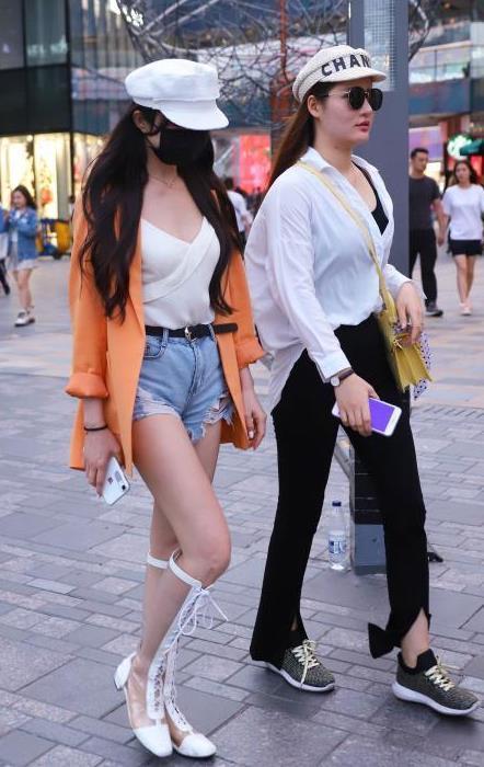  连衣裙■街拍出水芙蓉的美女，一件卡其色的连衣裙，时尚靓丽气息迷人