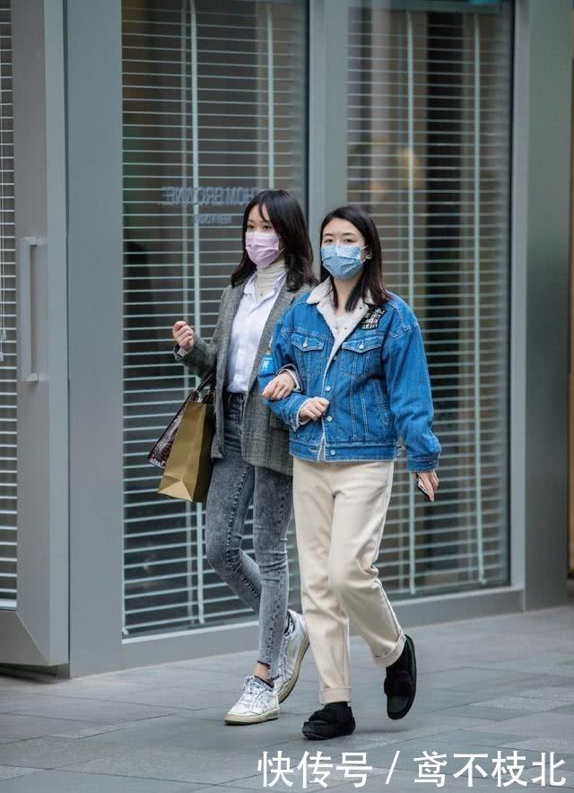  『气质』靓女少女感十足，穿着白色的连衣短裙，充满风情