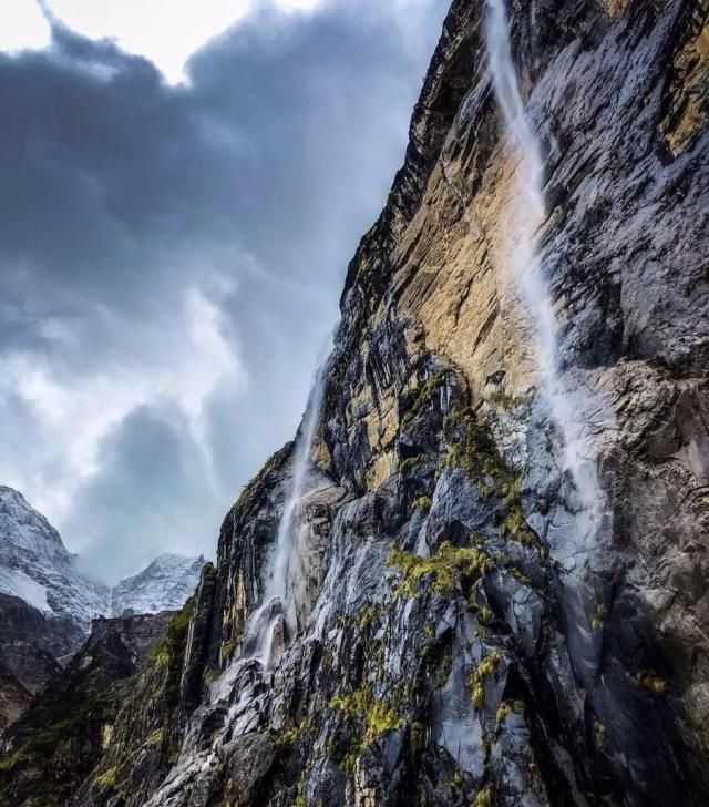 天堂向左，雨崩向右。不去天堂，就去雨崩
