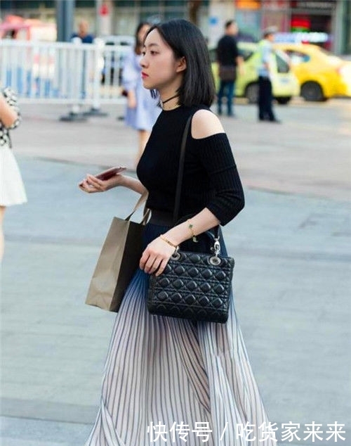 「简洁」街拍:齐肩短发的小美女,白色长裙配黑色高跟鞋,简洁又素雅