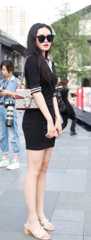 窈窕小姐姐的紧身连衣裙紧紧包裹在身上勾勒完美曲线上演上演美腿