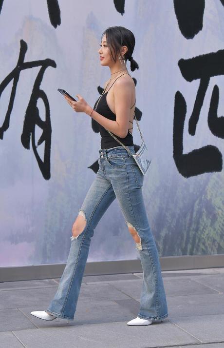 小姐姐背“美元”包包，肚兜装搭配阔腿牛仔裤，清凉又显高！
