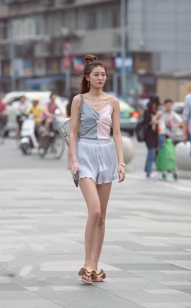 小姐姐散步,高雅大方十足气质,身材很是迷人!