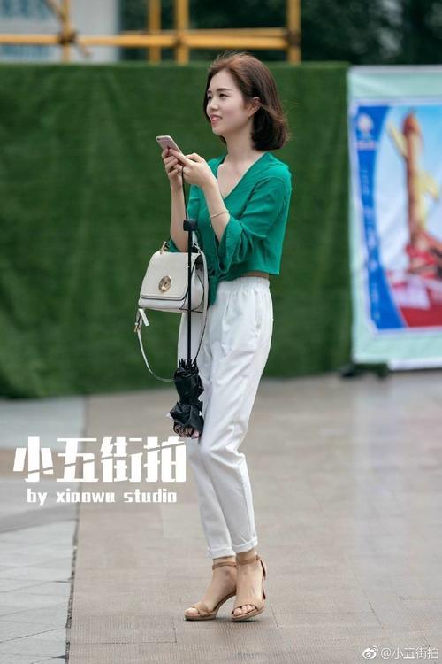 路人街拍：好清纯的长发小姐姐，吊带紧身裙秀出完美身材