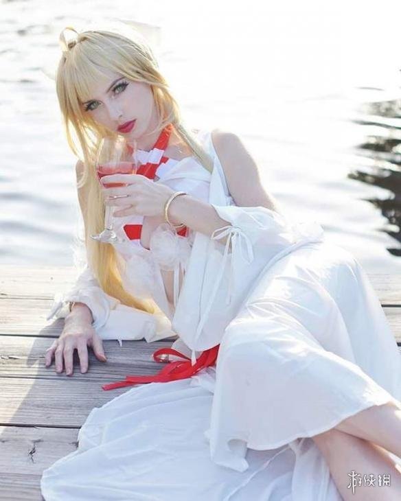 《守望先锋》性感救生员天使cos 紧身裤凸显白嫩美腿