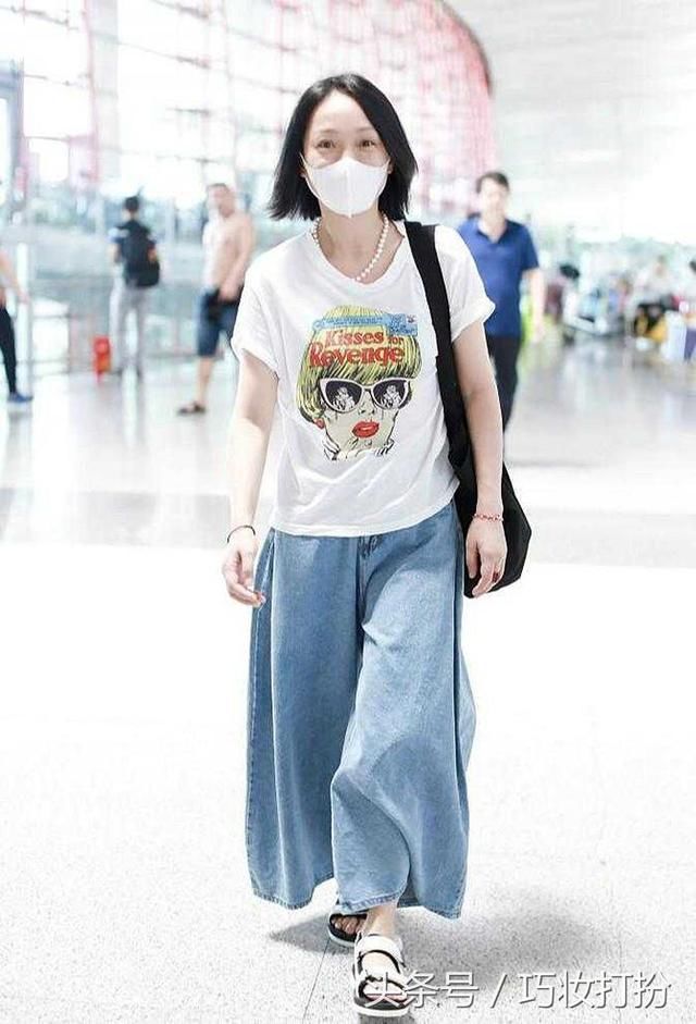43岁周迅素颜装扮够随意，但看了42岁马伊琍的装扮，才叫接地气