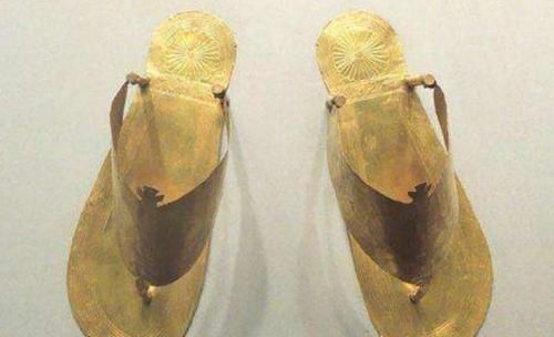 「时尚」5300年前的木乃伊身上发现时尚单品,人字拖和腰包是谁留下的