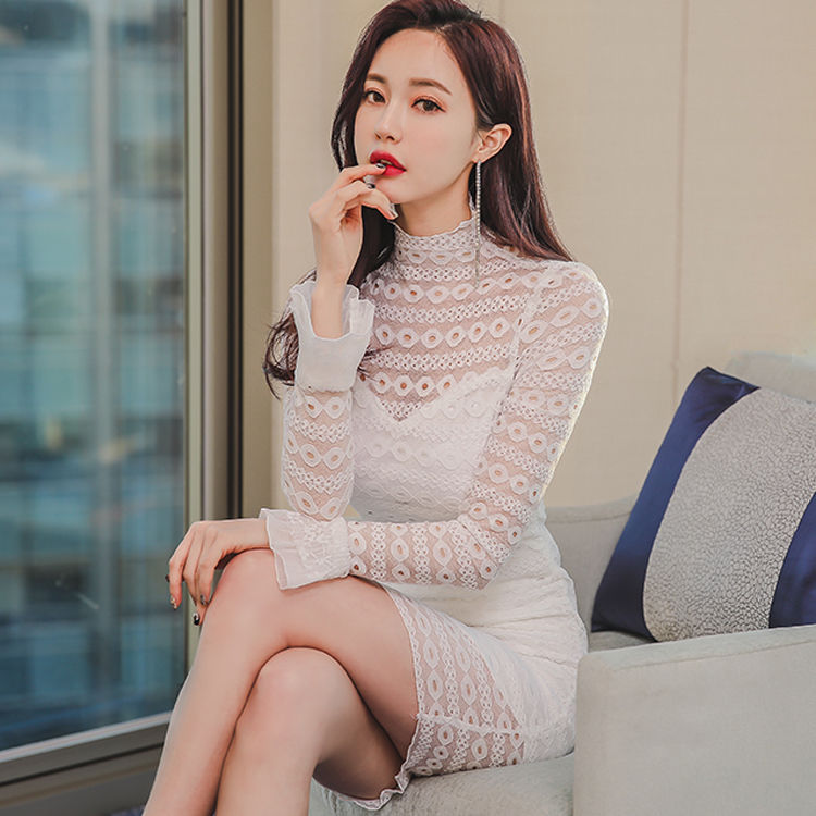 好身材要显摆,“紧身”包臀裙,搭配高跟鞋,勾勒迷人小蛮腰