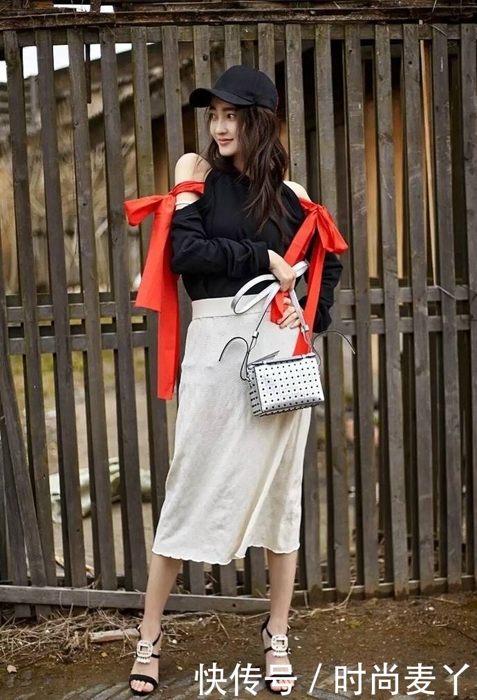 王丽坤真猛！脚踩12cm细针跟也敢出街，脚尖脚背垂成一条直线！