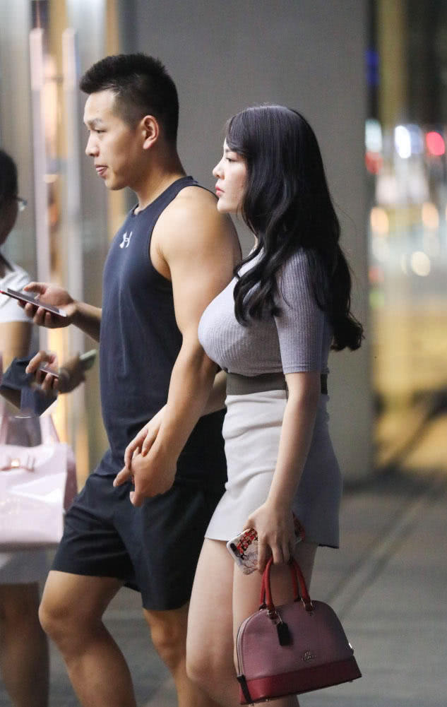 丰满的身材加上娇好的面容让小姐姐显得特别出众。