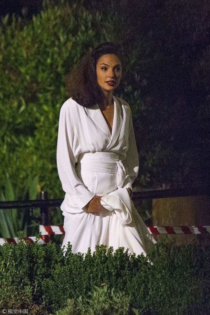 盖尔加朵拍摄《神奇女侠2》化大红唇妆容精致  穿复古白裙似浴袍