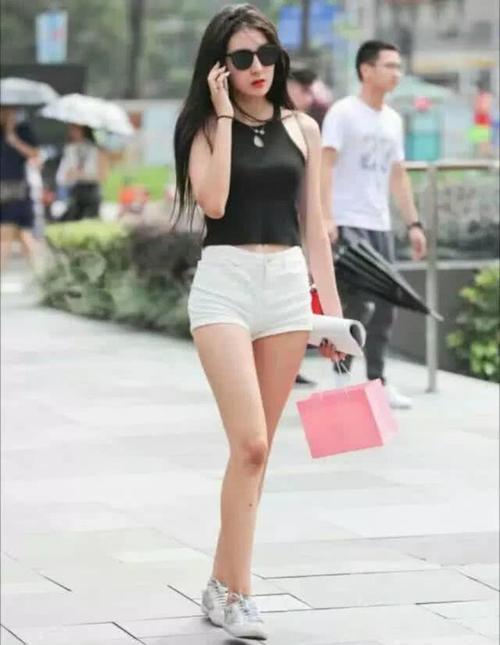 姑娘厉害了!好紧的短裤也敢穿出门,却收到不同寻常的效果