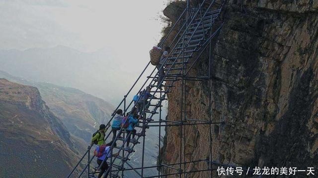 #钢梯#四川“悬崖村”不愿搬,获6亿资助后修建钢梯,如今变成咋样了?