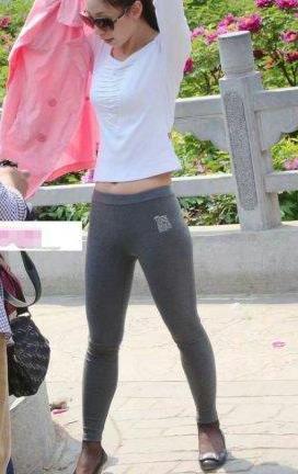 打底裤让你轻松告别臃肿的感觉，秀出无法抗拒的美