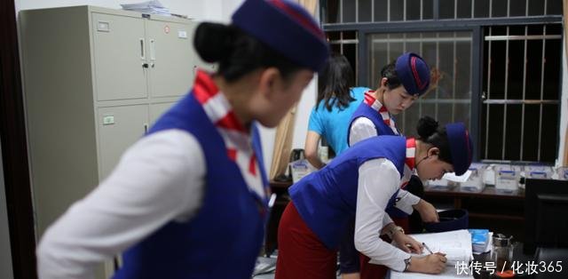 高铁乘务员的工资一个月是多少呢你不了解的神秘行业！