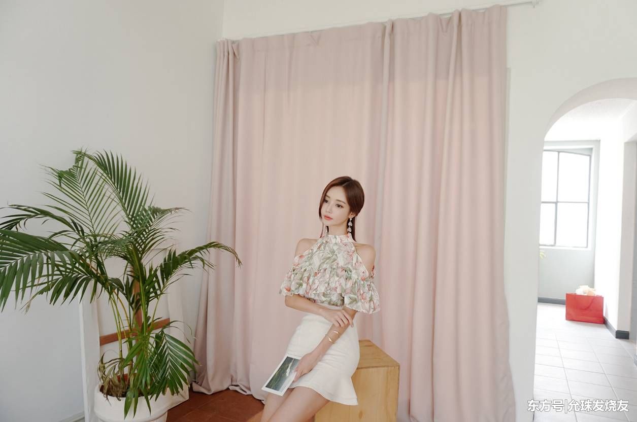 孙允珠迷藤水蔓曲颈天鹅露肩衫