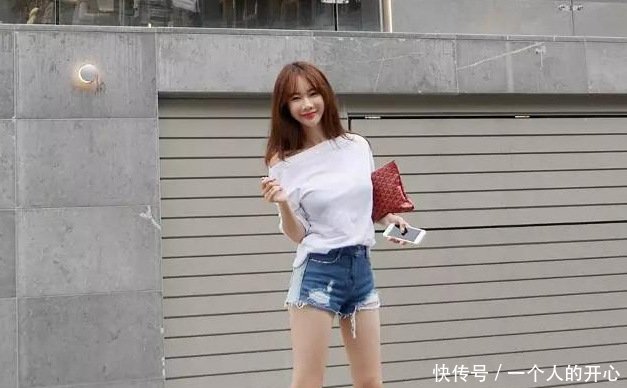 路人街拍牛仔裤紧致塑身，彰显优雅曲线，让女生更加舒适时尚