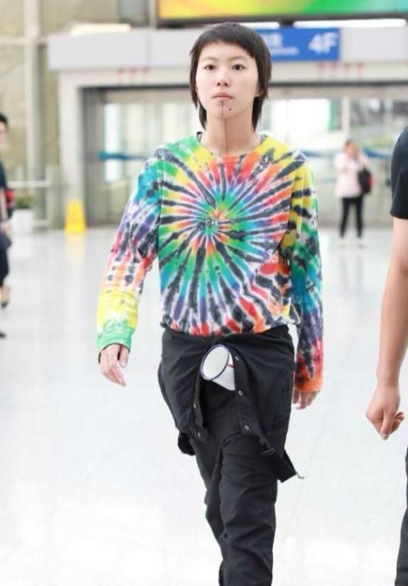 窦靖童这是玩哪一出，80年代的瓷杯子挂腰上，幸亏你娘是王菲！