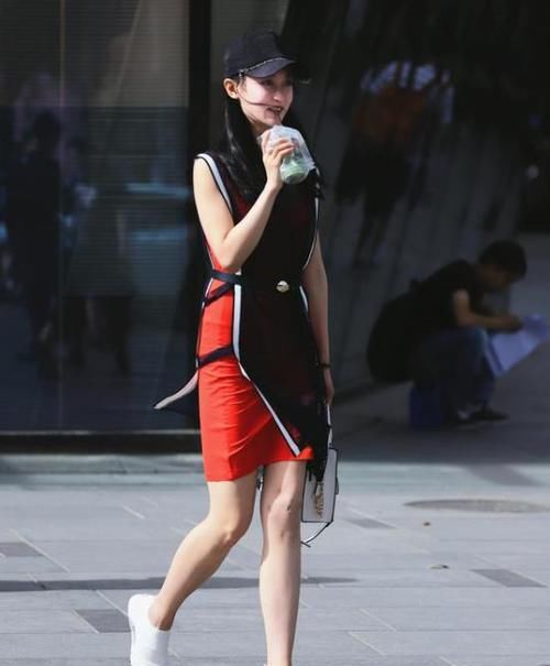 「风采」美女时尚街拍:柔情绰态的美女,一件绿色的连衣裙,时尚魅力风采