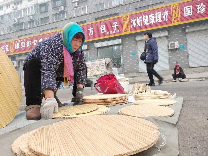  「手工」72岁大娘集市上卖自己手工制作的盖垫，现在不多见了