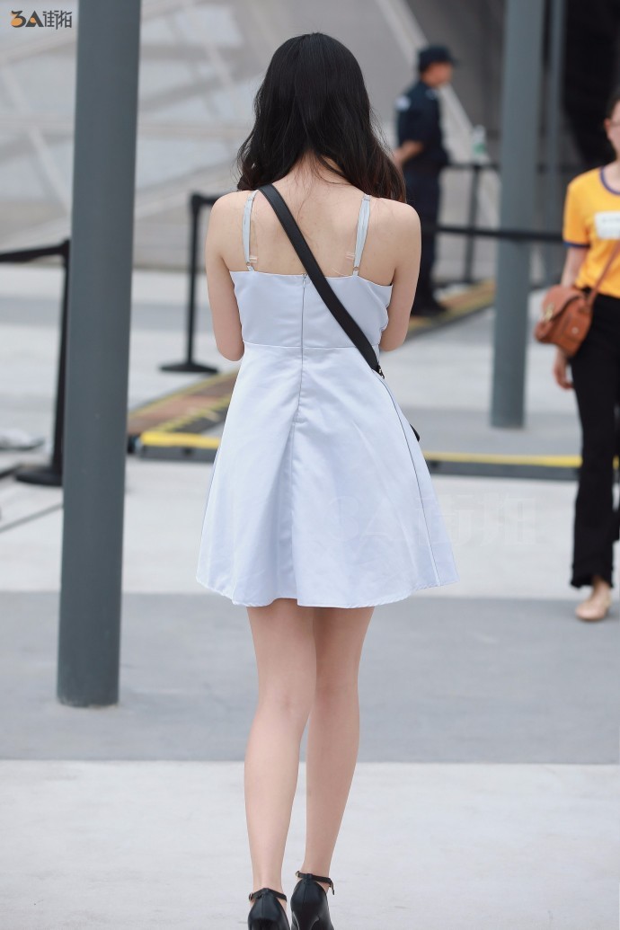 路人街拍，很有气质的小姐姐，不笑比笑要好看