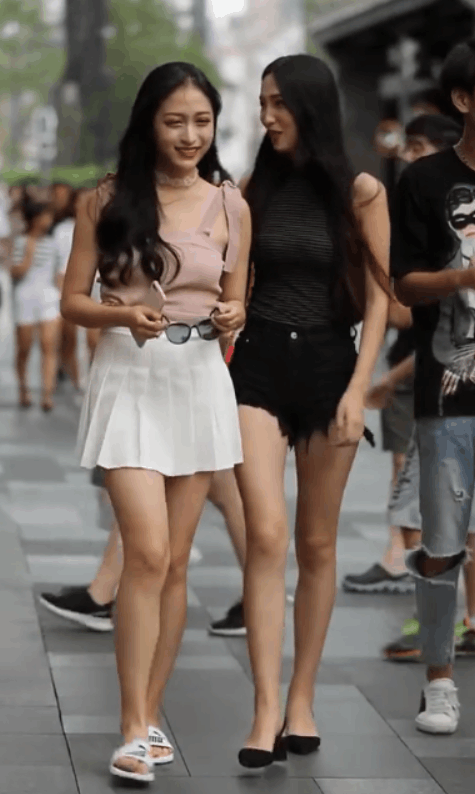 路人街拍, 清纯短裙小姐姐, 闺蜜长腿太“吸睛”