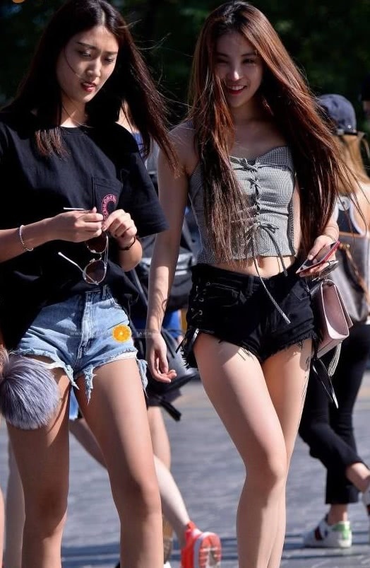 时尚小姐姐姐妹花牛仔短裤穿出曼妙身姿，看了简直让人hold不住啊