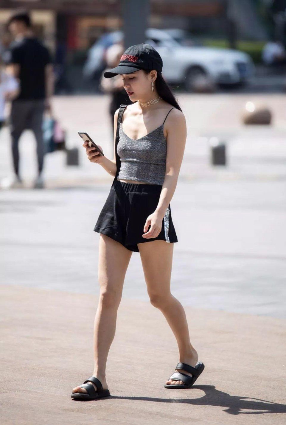 街拍:时尚前卫的吊带小姐姐，发现了点什么?