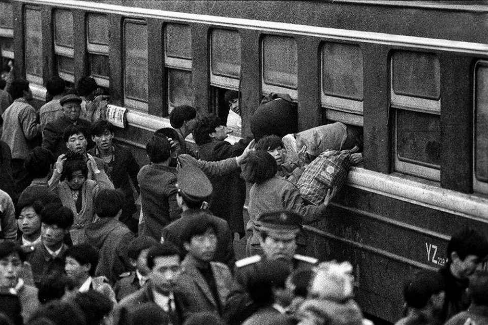 90年代春运老照片:鞋被挤掉,人被挤哭,上车需要