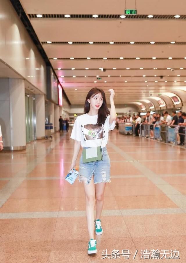 明星李菲牛仔裙穿出新高度，短裙开叉到腿根，网友：妹子不进风吗