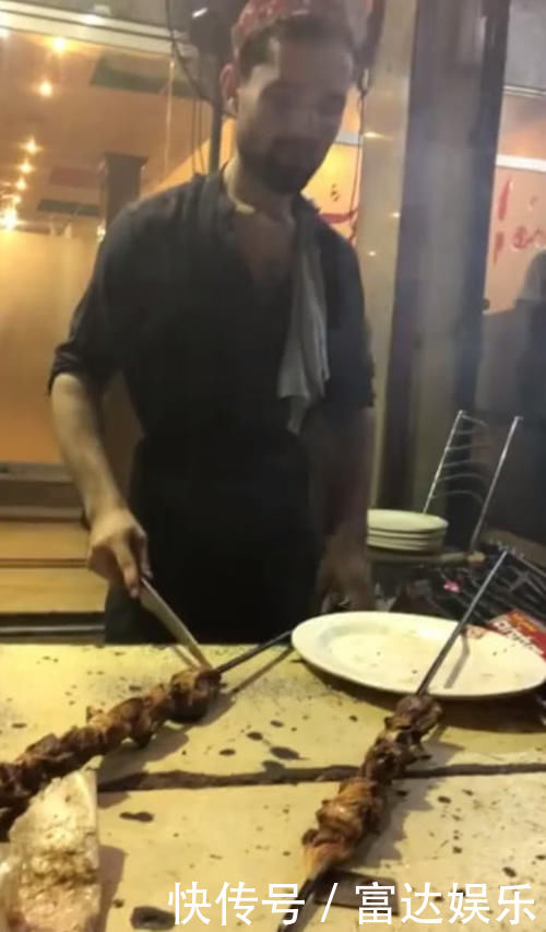 中国游客去巴铁吃烧烤,一串吃到撑,服务员说出价格时却愣住了!