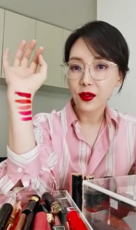 脸部■脸部表情僵硬，网友直呼不再是当年的方艳芸了，陈数开直播带货