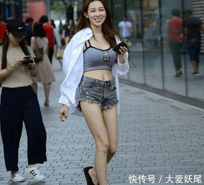  「美女」街拍: 热裤美女， 身材过硬颜值尚可， 就是手上的东西不招人喜欢