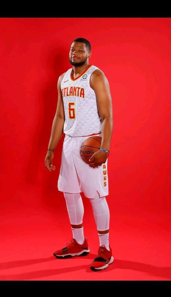 飞人，林书豪领衔老鹰新赛季定妆照