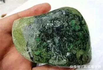  「大叔」农民大叔深山挖出块石头坚称是翡翠，不小心磕掉一块，