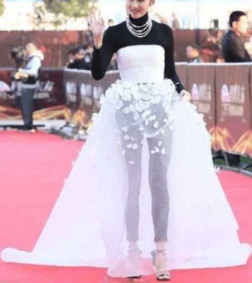 女子穿透明裤惊呆路人，网友贫穷限制了我的眼光！