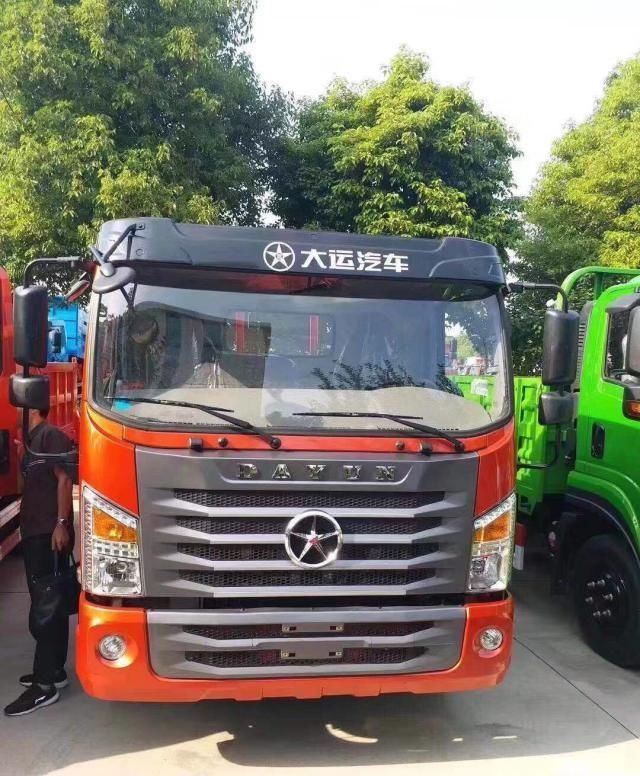  价格@单桥8吨随车吊配置和价格都在这，你怎么选？