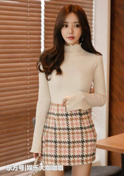  「气质」街拍：美不胜收的美女，一件米黄色连衣裙，气质女神东方美
