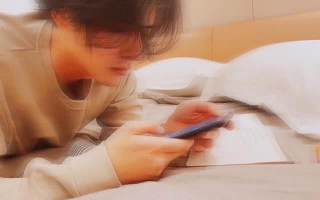 『家门口』张天爱徐开骋恋情再添锤!男方在她家门口寄快递,打扮随意好居家