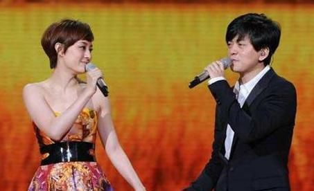 邓超缺席晚会孙俪搭档李健,黄晓明杨颖再次同