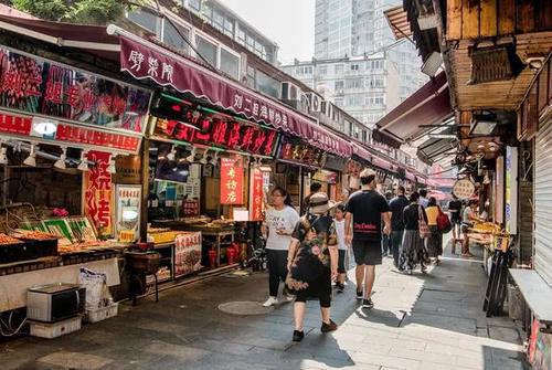 山东有座城市旅游资源很多，知名度比省会还高，到处“异国风情”