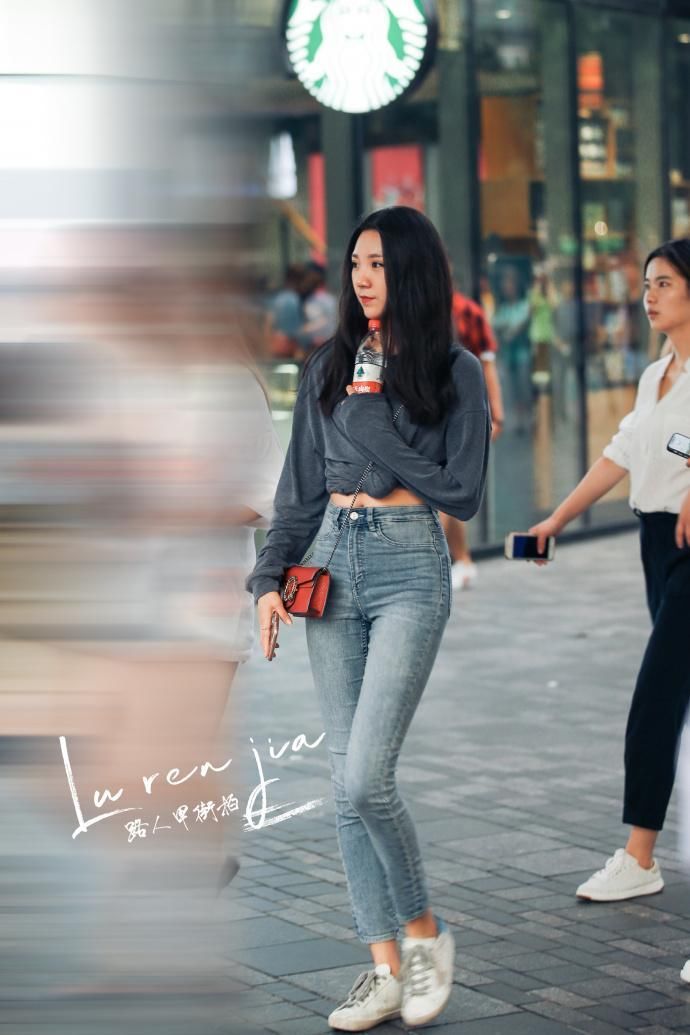 街拍:穿紧身长裤的美女们，拥有让人惊叹的好身材，太撩人!