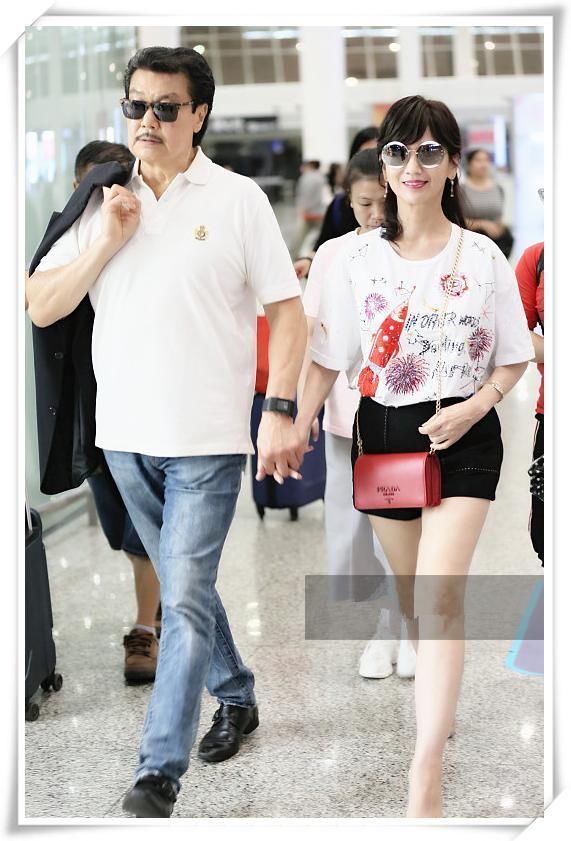 当59岁陈美琪和63赵雅芝同现机场，才知道保养与不保养差距有多大