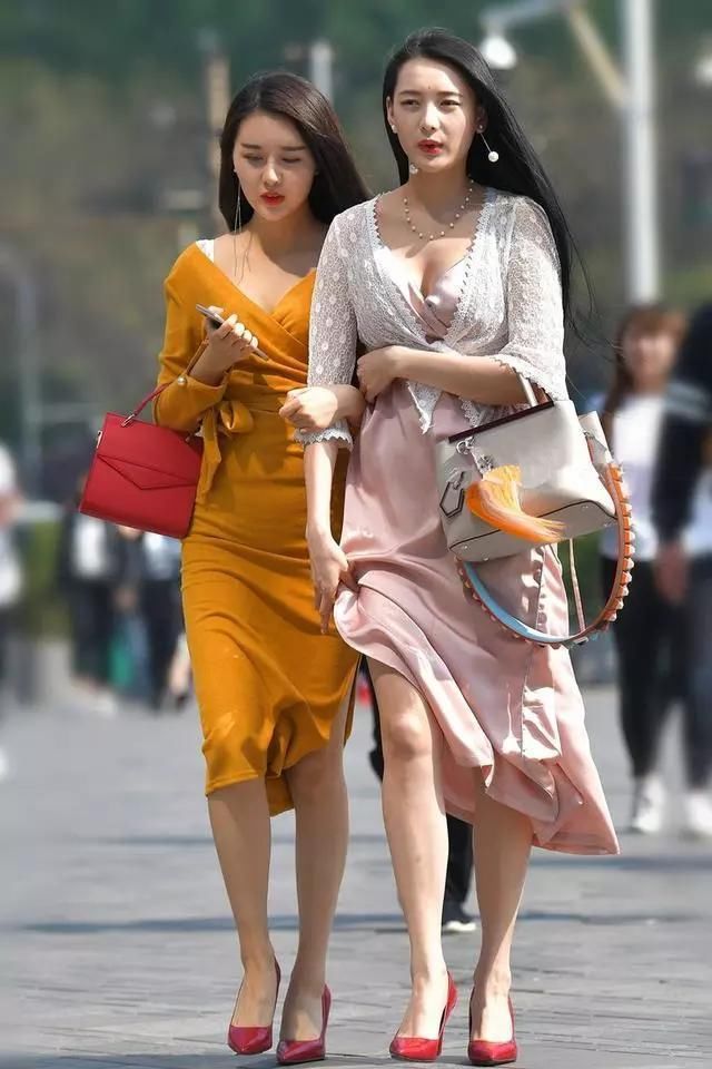 街拍:五位美女清水出芙蓉 大长腿小蛮腰 哪一款是你中意的