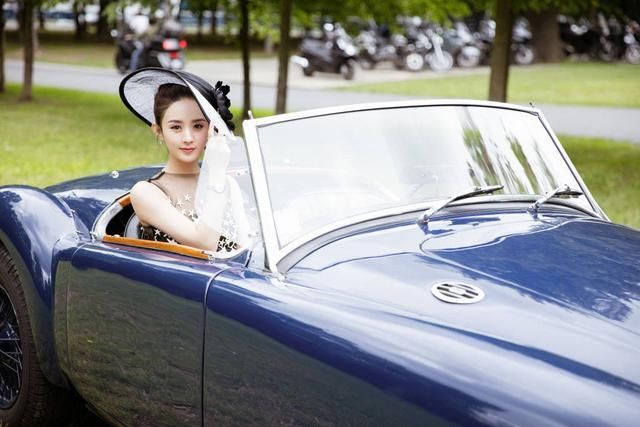 44岁陈慧琳撞衫范冰冰、赵丽颖，网友:昔日女神真是一言难尽!