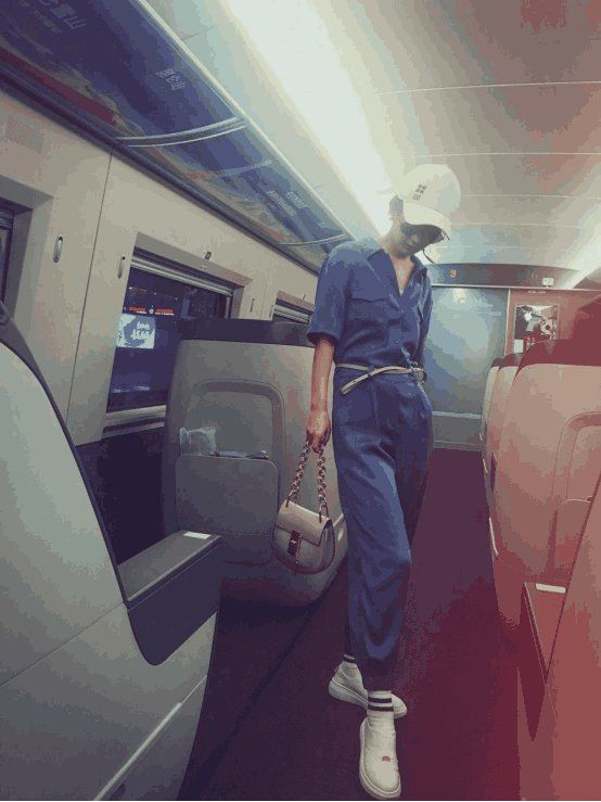 赵丽颖s型腰身现身粉丝见面会, 小腹平平破除怀孕谣言