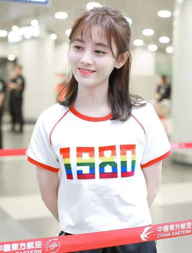 尴尬了鞠婧祎，穿超短牛仔裤用白色绳子撑住，瘦的人才敢这么穿!